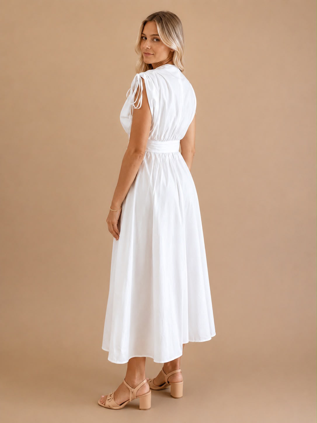 Rochie Albă cu Mâneci Ajustabile